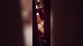 Con Em Họ Đang Thủ Dâm Trong Phòng Thì Bị Anh Trai Phát Hiện Và Cái Kết Sướng Rên Rỉ