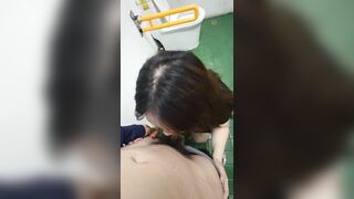 Dụ dỗ được em gái công nhân Bắc Ninh đã có chồng vào toilet bú địt.