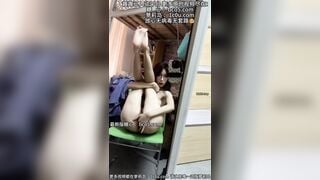 "Sục nhanh nha, móc lâu quá bạn t về kí túc xá nó phát hiện đấy"