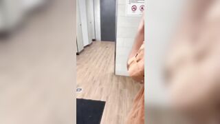 Đang Đi Aeon Thì Lên Cơn Nứng Liền Rủ Em Vào WC Làm Tình Cùng Nhau Cực Nứng