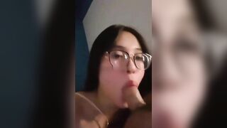 Gái kính cận thường rất dâm bú cu ngậm cặc không buông