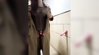 Gái dâm ra hàng lang thủ dâm bằng cu giả dâm đãng kích thích