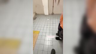 sau giờ học rủ con bạn múp nghiện bú cu vào nhà vệ sinh để bú cu sướng bắn tinh