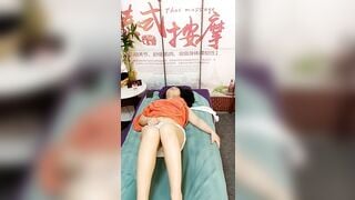 Massage kích dục xoa vú cho e nứng rồi đè ra đụ em luôn trg quán