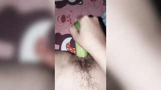 Học về nứng mượn tạm dưa leo của mẹ dùng đỡ