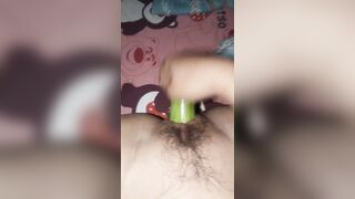 Học về nứng mượn tạm dưa leo của mẹ dùng đỡ