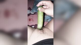 Học về nứng mượn tạm dưa leo của mẹ dùng đỡ