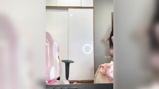 Dâm nữ vú bự cực xinh vừa tắm xg livetream show người mặc đồ lót khoe vú