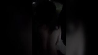 Đi chơi về muộn bị chú hàng xóm đè địt ở bờ ao