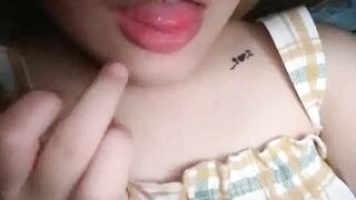 Có anh nào nếm thử dâm thủy của em hôg ?