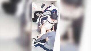 Bắt gặp cặp đôi địt nhau dưới cầu thang