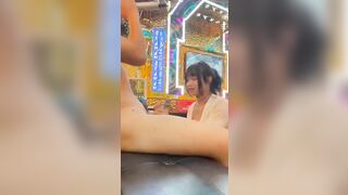 Bắt em nhân viên karaoke bú cu tại phòng hát