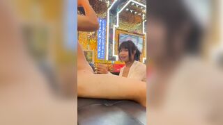Bắt em nhân viên karaoke bú cu tại phòng hát