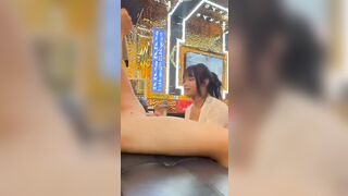Bắt em nhân viên karaoke bú cu tại phòng hát