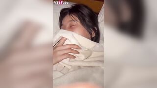 Em thiếu tiền thì bảo anh, sao phải phục vụ thằng già đó