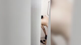 Vô tình vô phòng thấy chị họ đang tắm