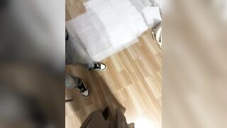 Trong giờ làm việc bị đồng nghiệp ép buộc khẩu giao và quan hệ, kéo tôi vào góc khuất