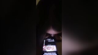 vừa lướt tóp tóp vừa bú cu  cho anh họ