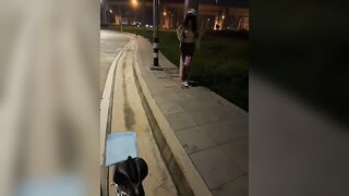 Chạy xe đạp cởi quần áo