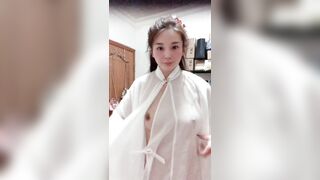 Lén đặt cam sau gương soi vú với lồn của khách