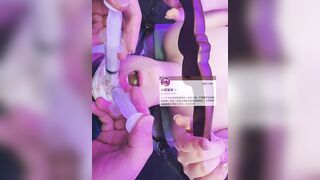 bơm tinh trùng vào lỗ mũi slave cho chảy từ mũi xún mồm để uống