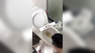 Dắt con chó slave đi dạo r bắt liếm sạch nước tiểu của chủ nhân bắn lên bồn cầu