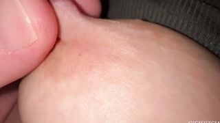 Bím hồng xinh đẹp của em chỉ cần sờ nhẹ đã ướt nhẹp sẵn sàng.