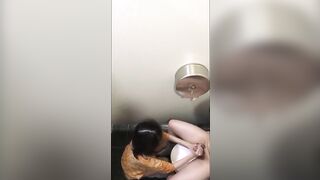 2 đứa học sinh lèn vào tolet để bú lồn