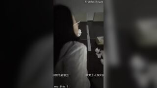 Người phụ nữ trẻ đeo kính ngoại tình ở văn phòng