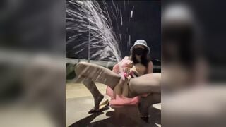 Ra đường thủ dâm trong đêm lồn bắn nước cực phê