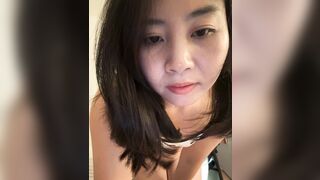 Mb dâm vú to lồn múp lắm lông khoe hàng trên live dâm đãng