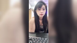 Em NgọcNhi2k mình dây vú bự ngồi livetream vạch lồn ra show trò chuyện với viewer