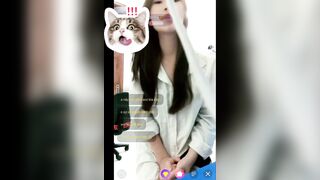 Học về là em vội lên live để kiếm tiền tiêu vặt 2