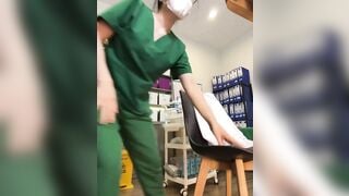 Dược liệu Vú bự, Trong giờ làm Public Thủ dâm Vạch vú nhau