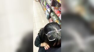 cặp đôi trẻ public ở nhà sách thế này genz bạo vcl