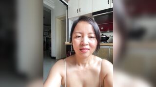 Chị mb thủ dâm trong bếp dâm đãng kích thích