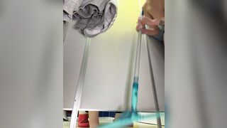 Gái dâm vào nhà vệ sinh nam thủ dâm thì bị phát hiện. Các anh ngồi gạ địt em nó bóp ú