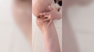 Đang tắm thì nứng lồn em cứ rỉ nước