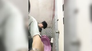 Em gái lớp 12 mới học về đã bị anh họ lôi vào toilet bú địt các kiểu.
