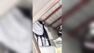 Loli vừa quay video vừa xoa bím trước gương