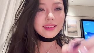 Em nó xinh bú mút cu bạn thân cho người yêu xem dâm đãng