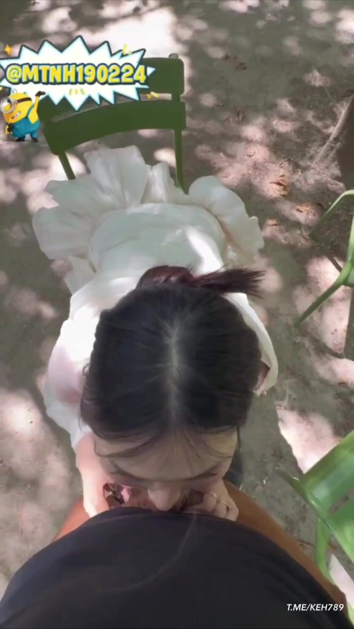 bé kính cận dâm