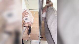Hai em rau mông to ngồi trong nhà vệ sinh nam sờ mông nhau trên live kích thích