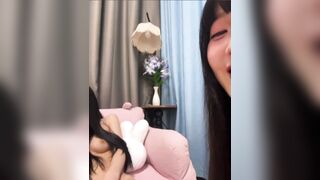 Hai em sinh viên 2k8 vú to lồn ngon thủ dâm khoe hàng kiếm tiền
