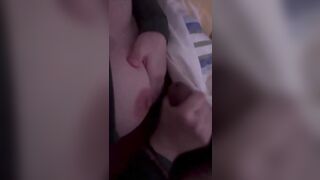 Nhờ nhỏ em họ vú to vén áo sục cu lên vú
