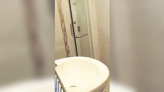 Đặt cam ở phonhf tắm đứa em vợ xinh vú to mông bự lồn ngon phần 1