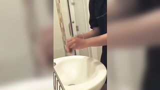 Đặt cam ở phonhf tắm đứa em vợ xinh vú to mông bự lồn ngon phần 2