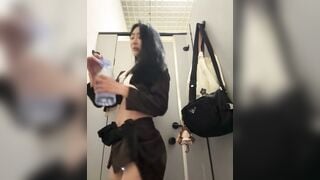 Em nhân viên văn phòng xinh dâm vào nhà vệ xinh thủ dâm