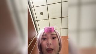 Gái xinh dâm vào nhà vệ sinh nam bú cu trai lạ trên live dâm đãng