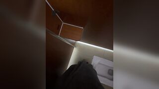 Gái xinh dâm vào nhà vệ sinh nam bú cu trai lạ trên live dâm đãng